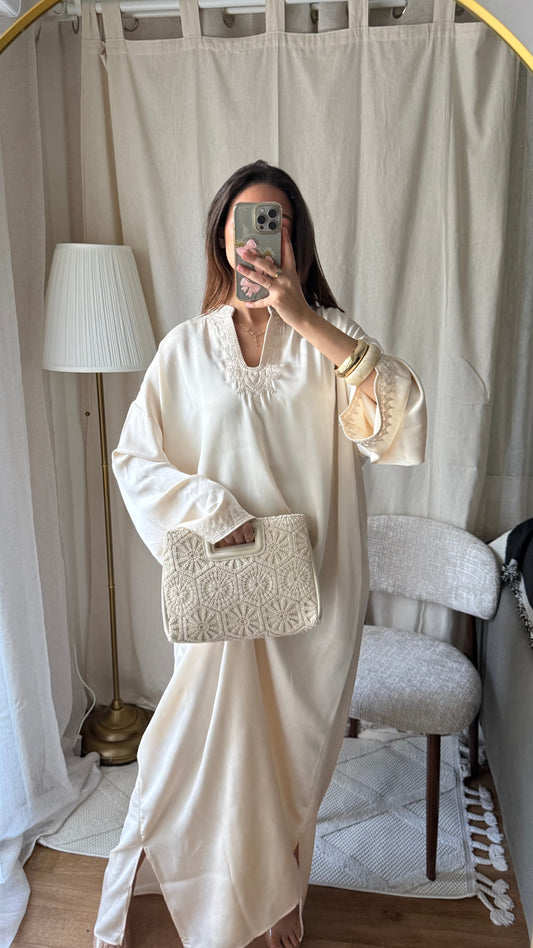 Robe longue beige crème brodée style oriental chic