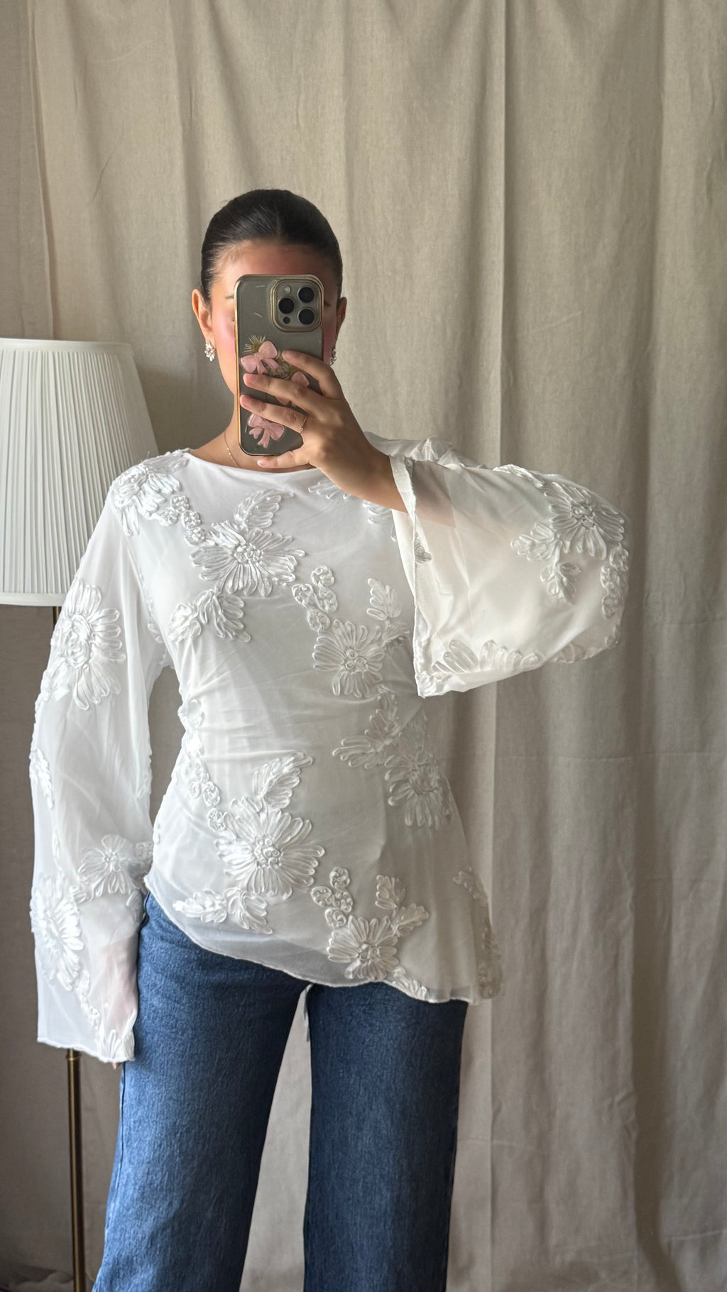 Blouse blanche brodée à nouer dans le dos