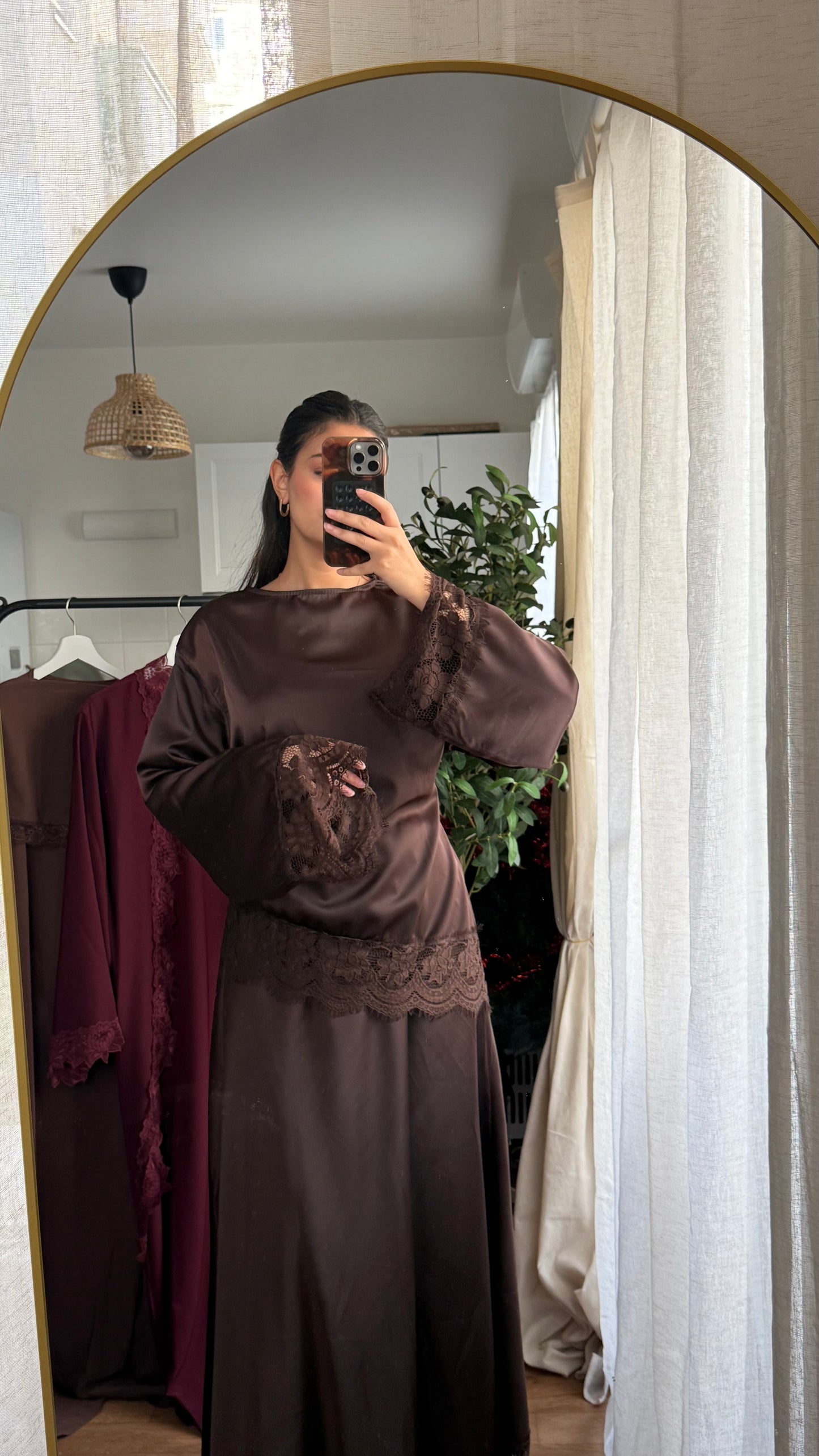 ENSEMBLE TUNIQUE ASYMÉTRIQUE ET JUPE LONGUE À BORDURES EN DENTELLE