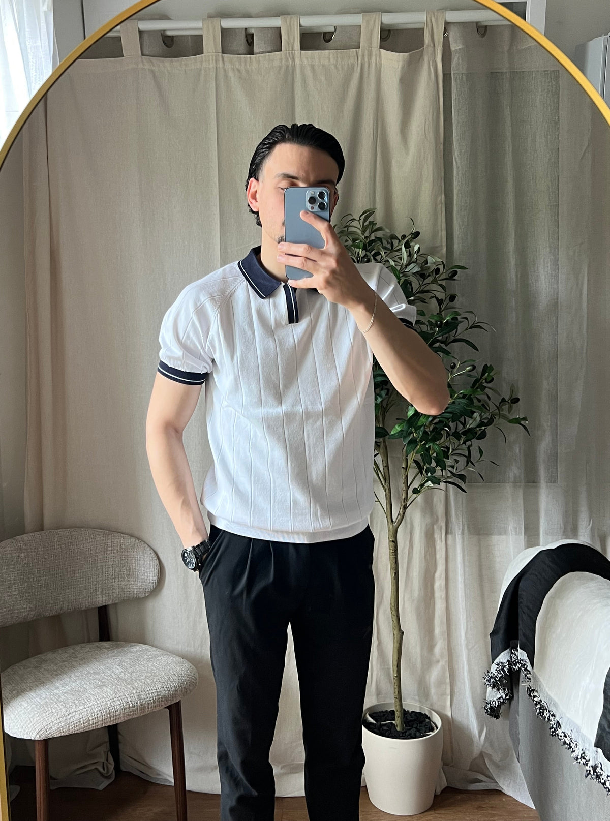 Polo blanc col bleu marine – Élégance contrastée