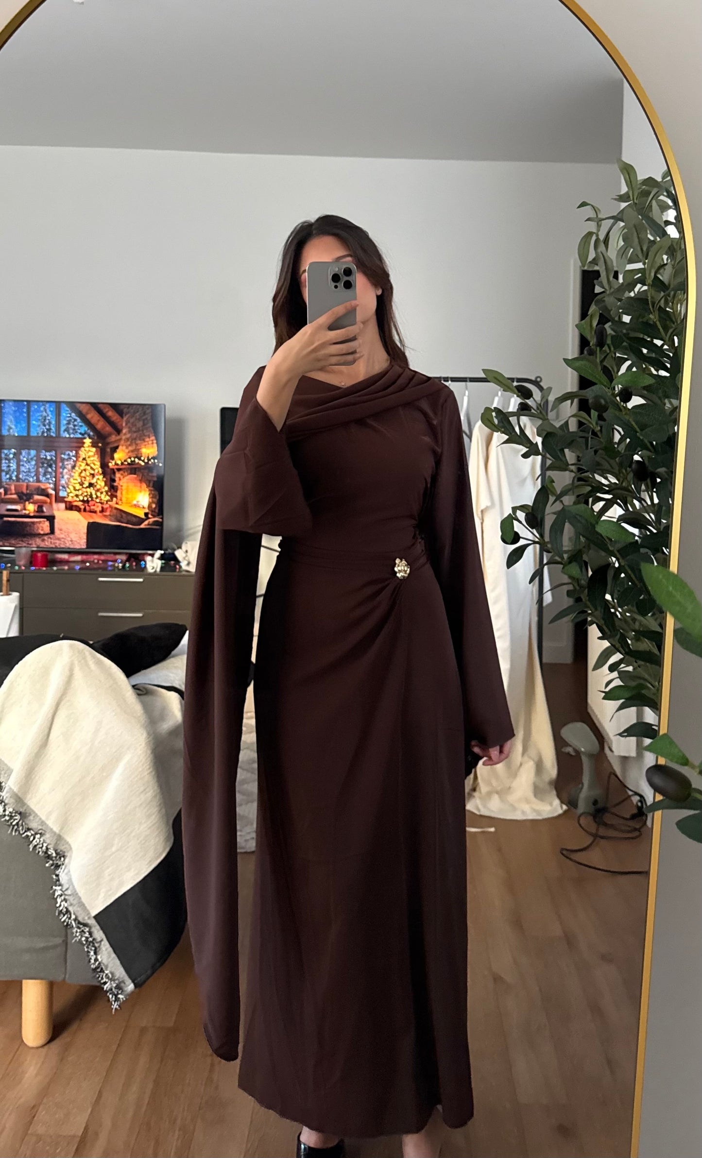 ROBE LONGUE ET FLUIDE À CHÂLE AU COL ET BROCHE À LA TAILLE