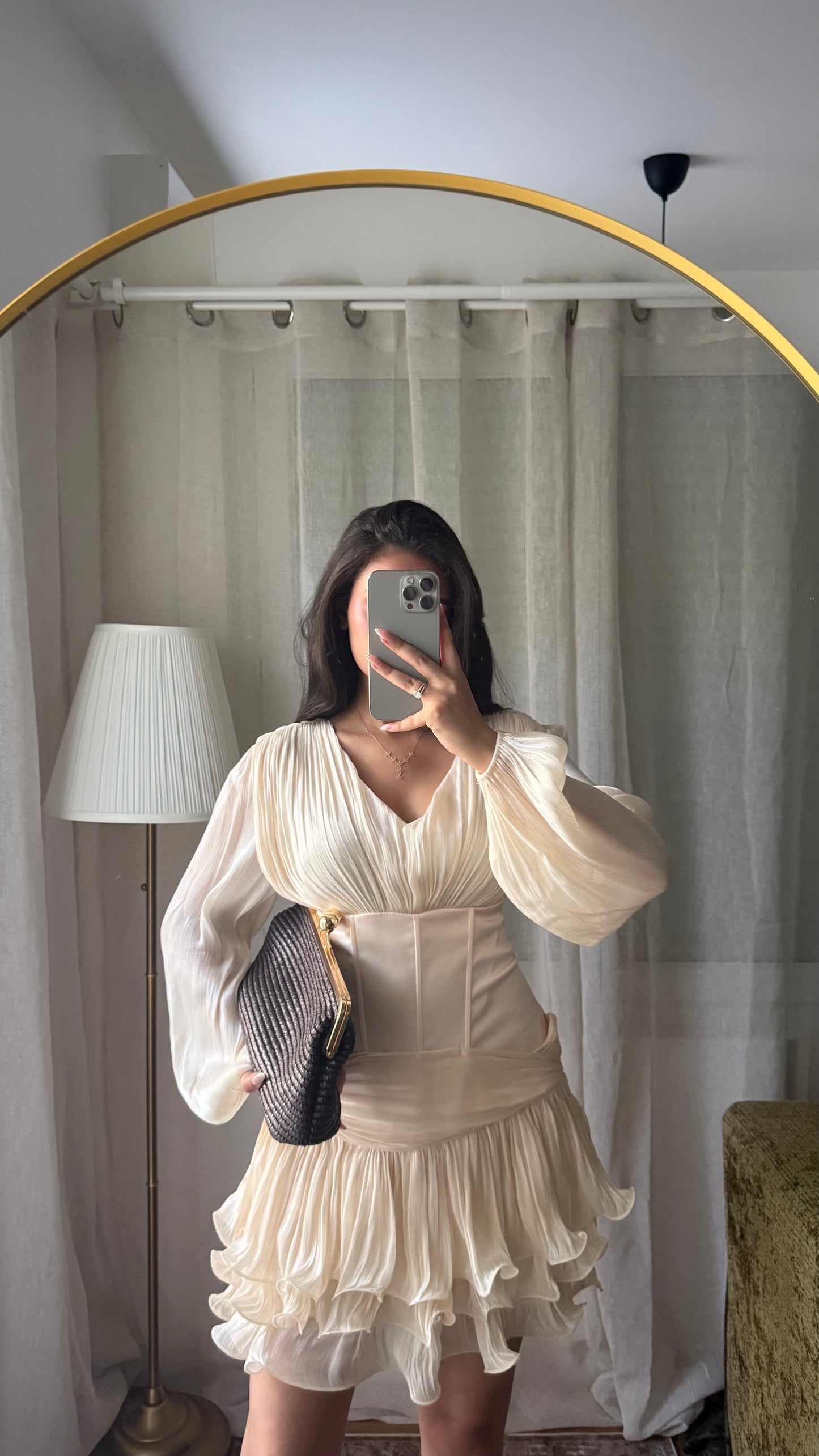 Robe Courte Plissée Écru – Taille Corset & Volants