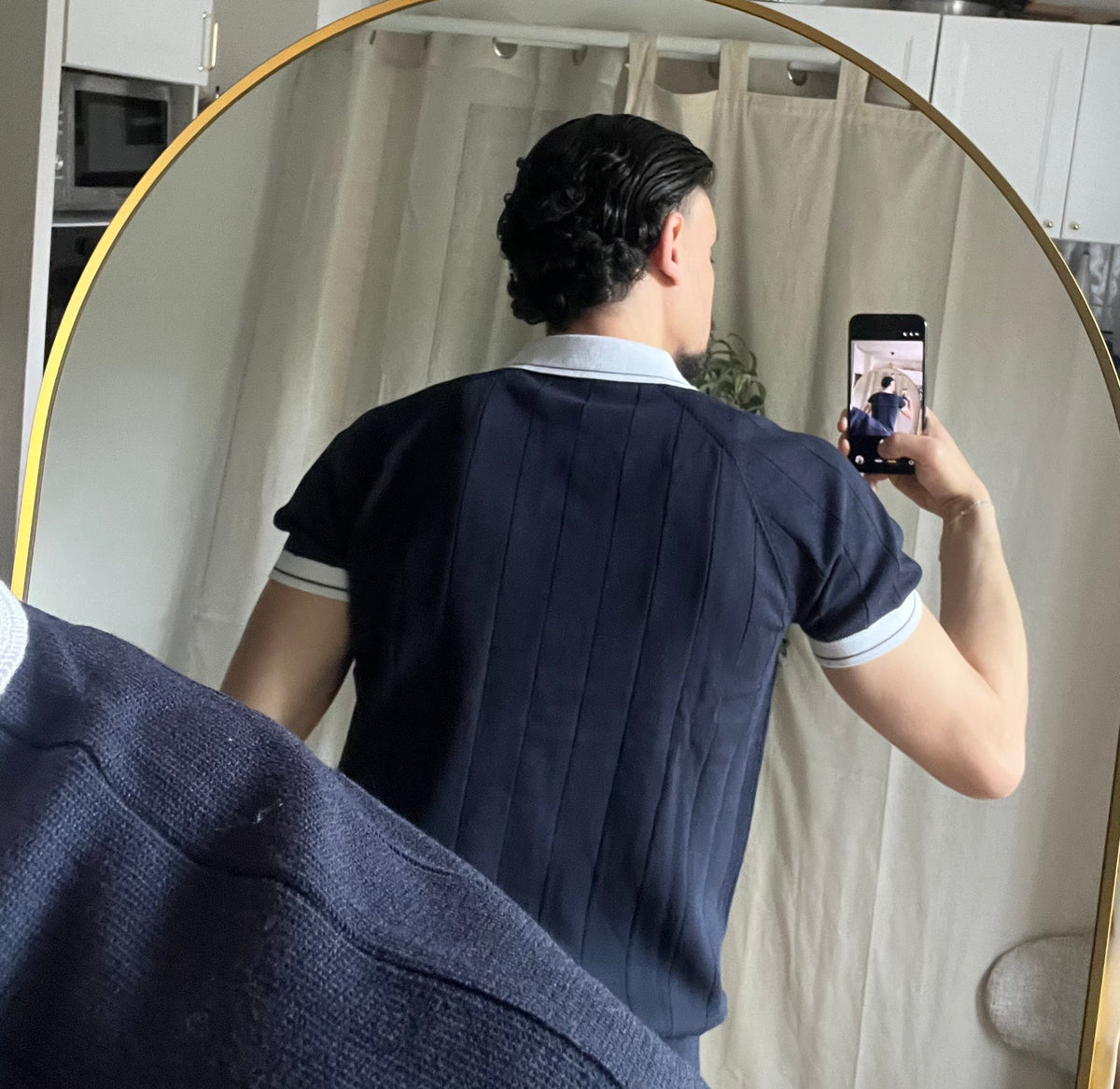 Polo bleu marine col blanc – Élégance contrastée