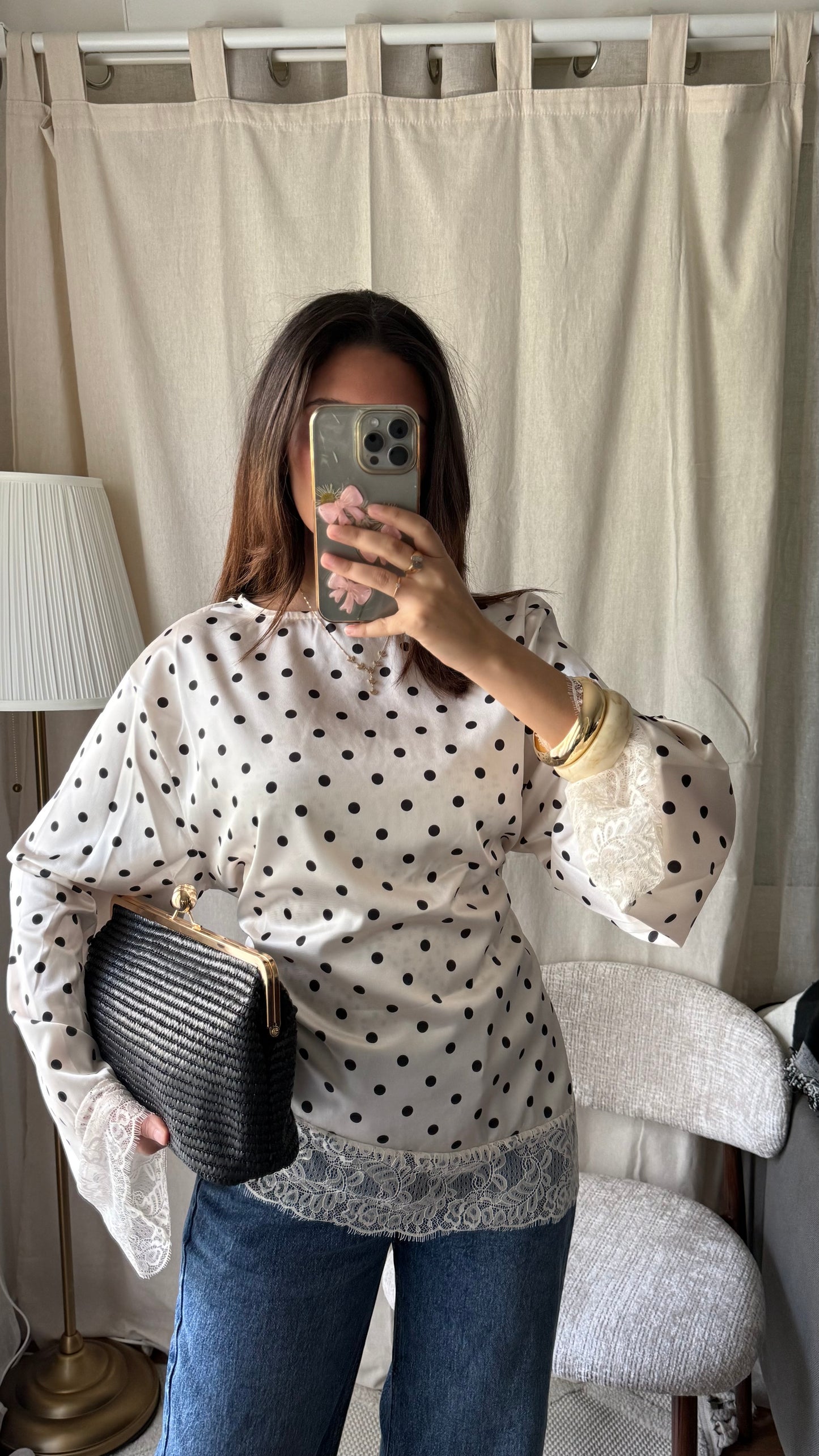Top à pois satiné manches longues noué dans le dos à bords en dentelle