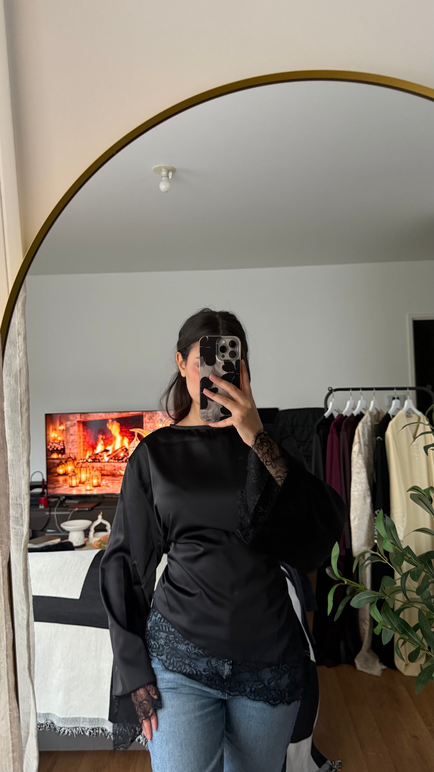 Top Satiné Dentelle Noué dans le Dos – Noir Crème Coffee | Féminin & Chic