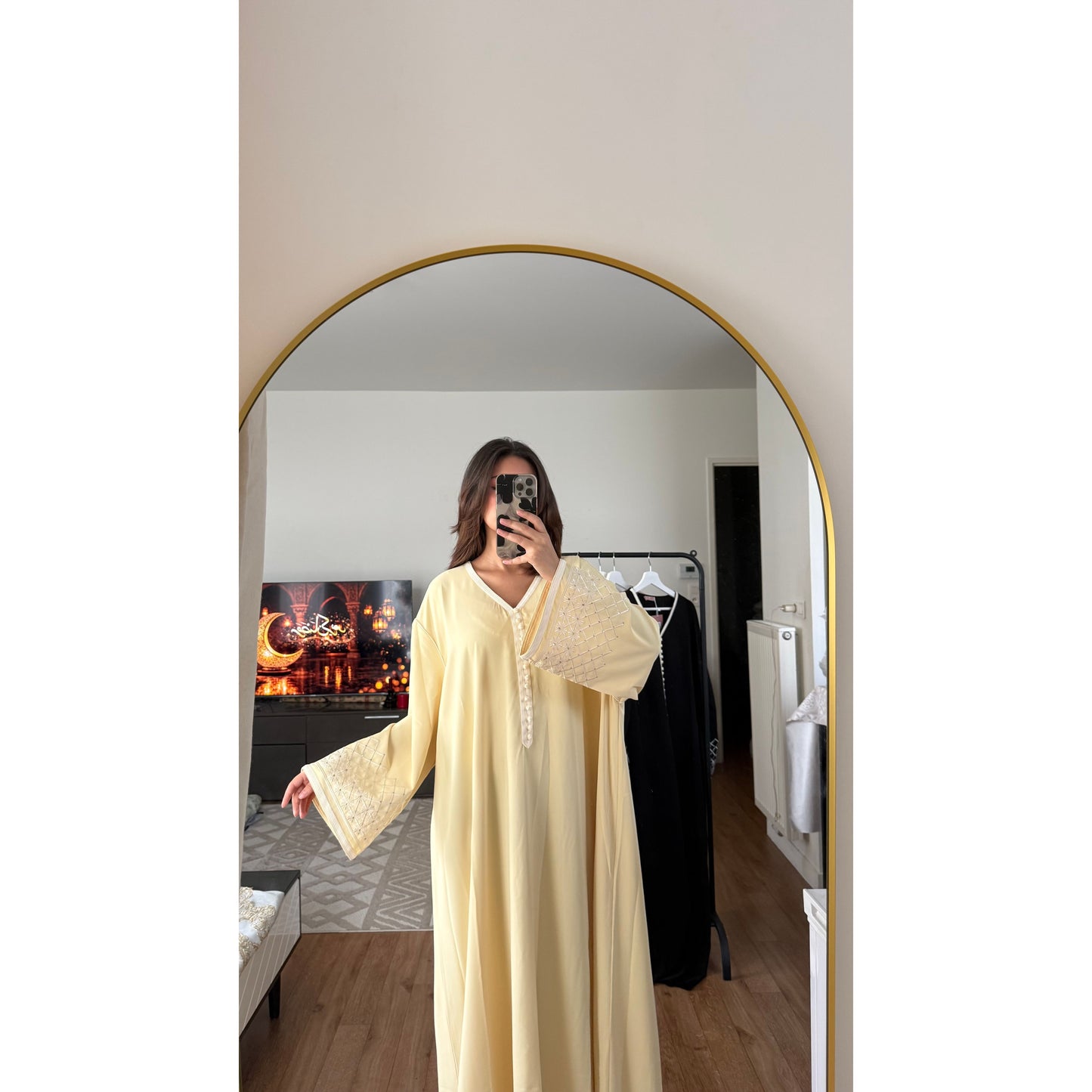Robe caftan brodé jaune pastel