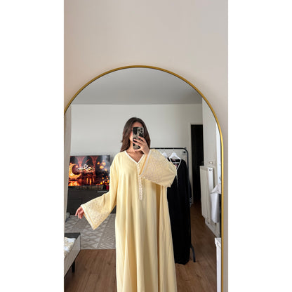 Robe caftan brodé jaune pastel