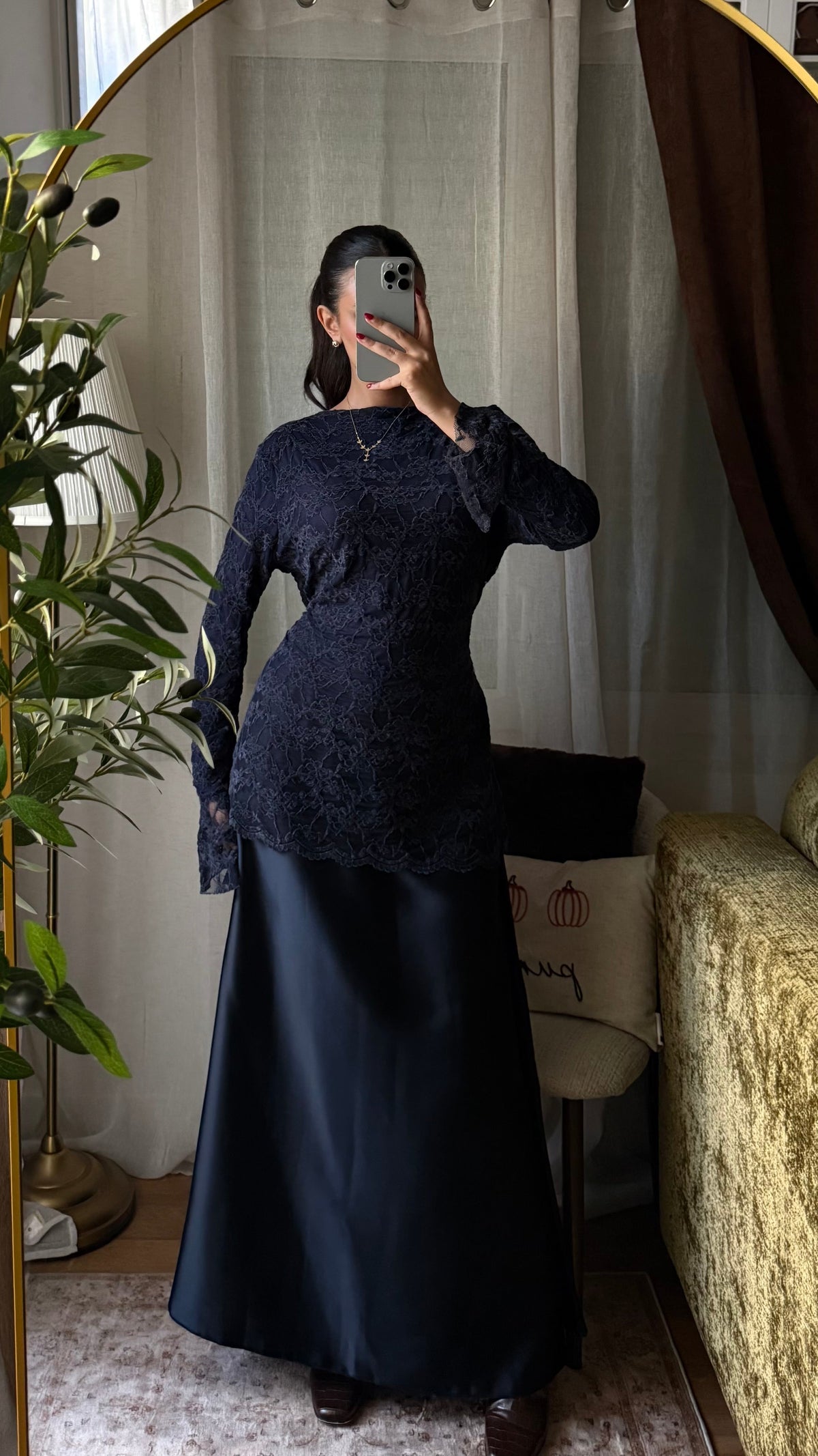 Robe doublée en satin et Dentelle – marine