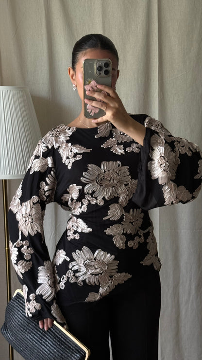 Blouse noir et blanc brodée à nouer dans le dos