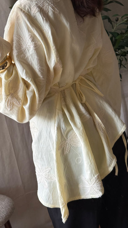 Blouse brodée asymétrique Flora/ jaune pastel