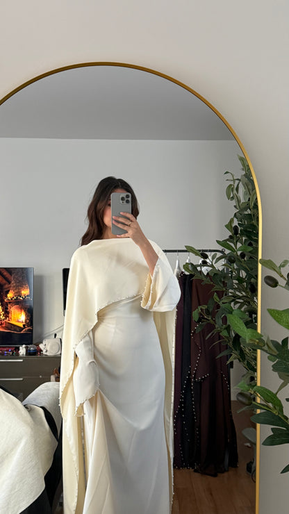 ROBE LONGUE AJUSTÉE À CAPE ORNÉE DE PERLES AU COL