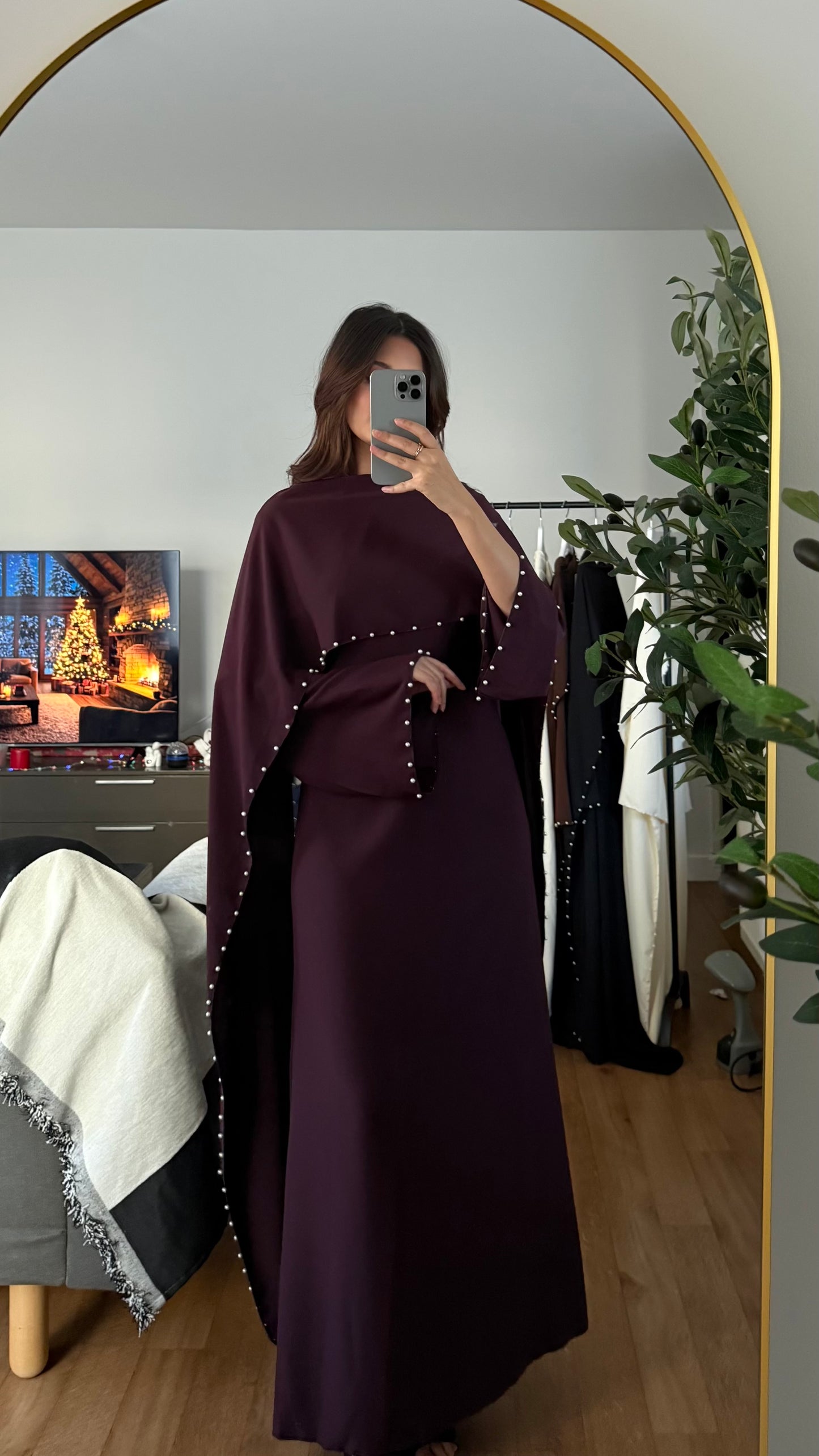 ROBE LONGUE AJUSTÉE À CAPE ORNÉE DE PERLES AU COL