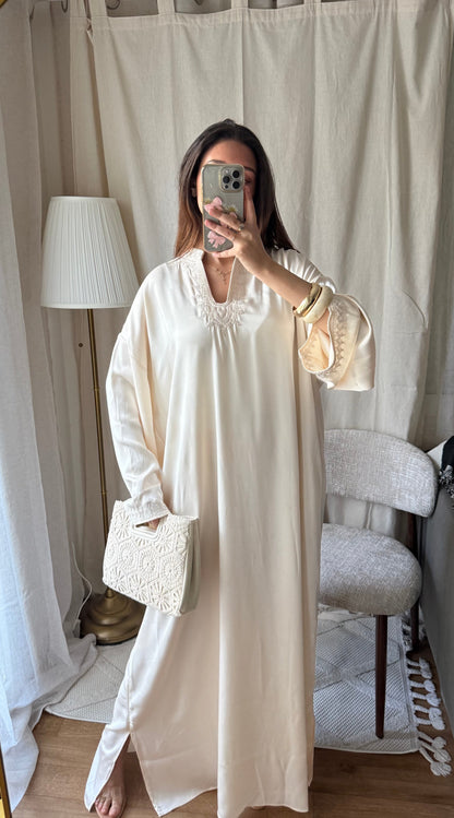 Robe longue beige crème brodée style oriental chic