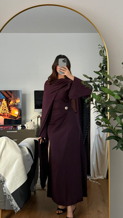 ROBE LONGUE ET FLUIDE À CHÂLE AU COL ET BROCHE À LA TAILLE