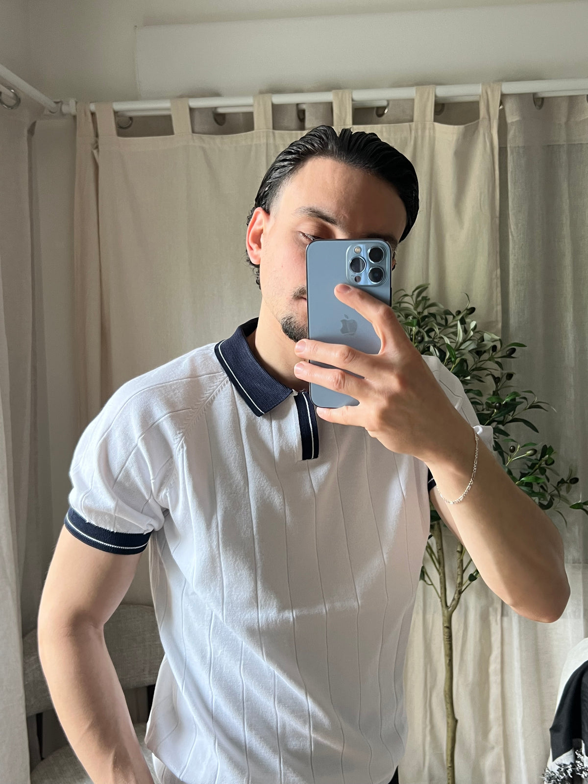 Polo blanc col bleu marine – Élégance contrastée