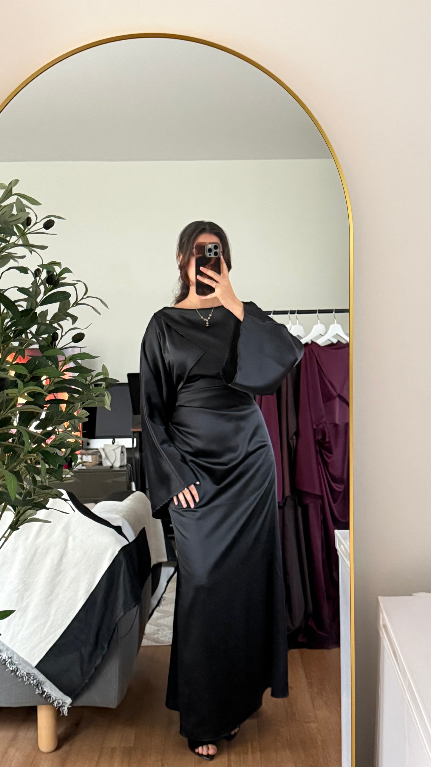 ROBE LONGUE EN SATIN DRAPÉ À NOUER DANS LE DOS