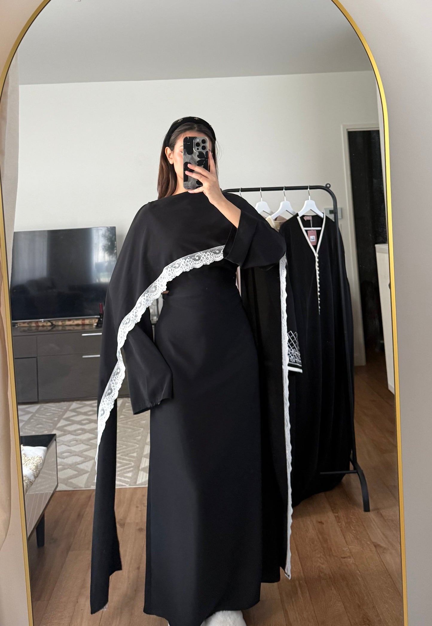 ROBE LONGUE AJUSTÉE À BORDURES EN DENTELLE SUR LA CAPE