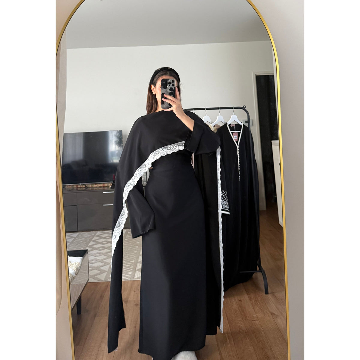 Robe longue ajustée bordures dentelle cape col rond manches longues Azayel