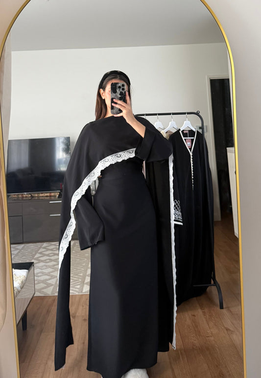ROBE LONGUE AJUSTÉE À BORDURES EN DENTELLE SUR LA CAPE