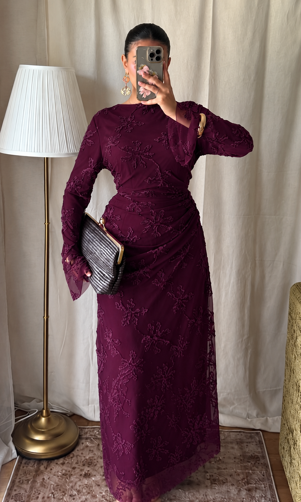 Robe longue en tulle doublé à motifs brodés prune