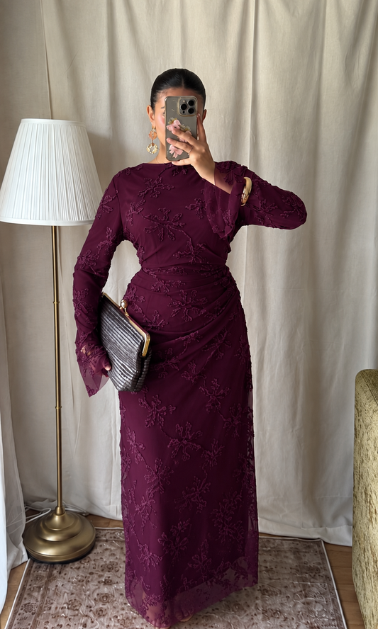 Robe longue en tulle doublé à motifs brodés prune