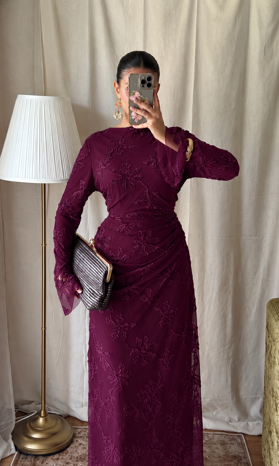 Robe longue en tulle doublé à motifs brodés prune