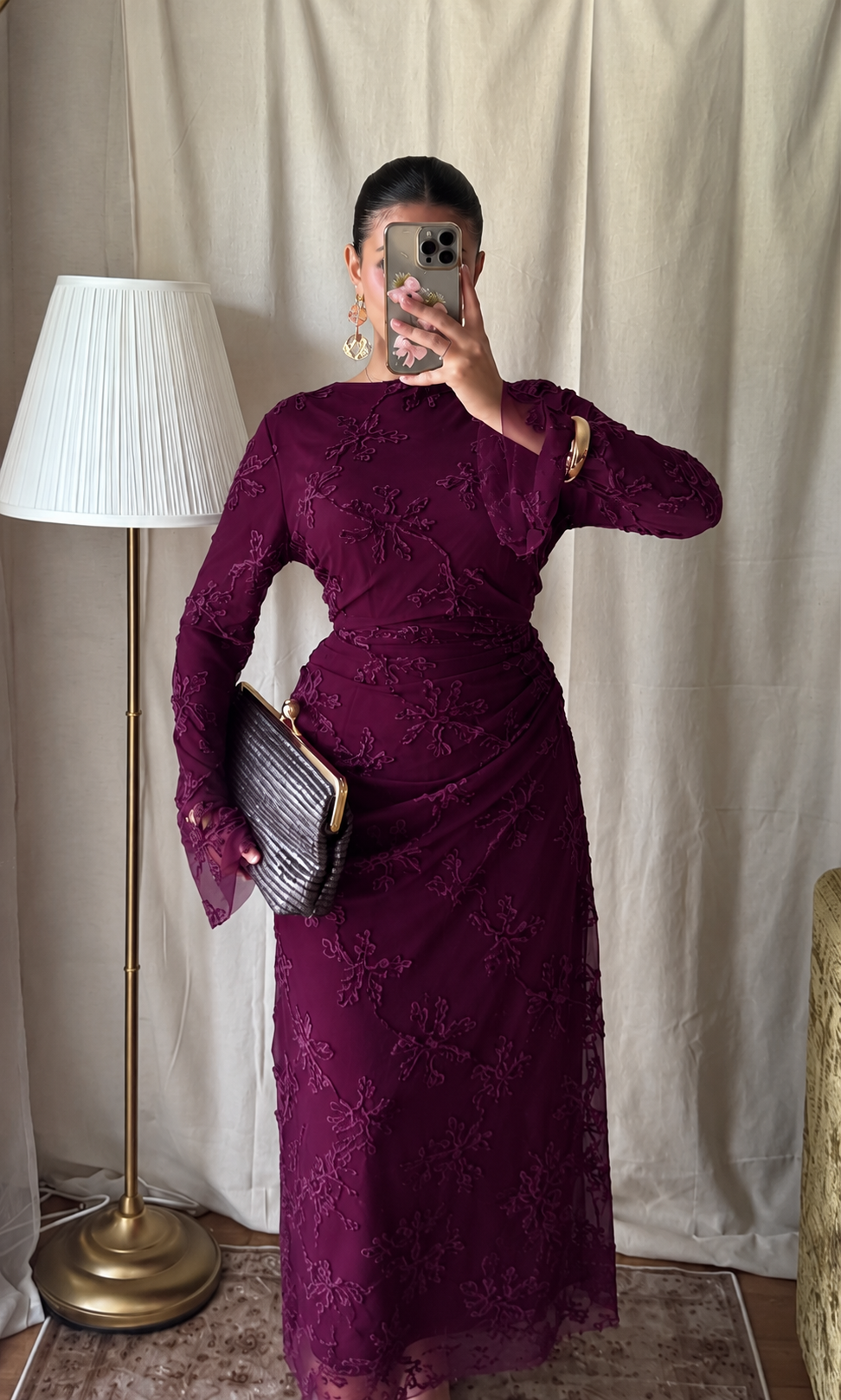 Robe longue en tulle doublé à motifs brodés prune