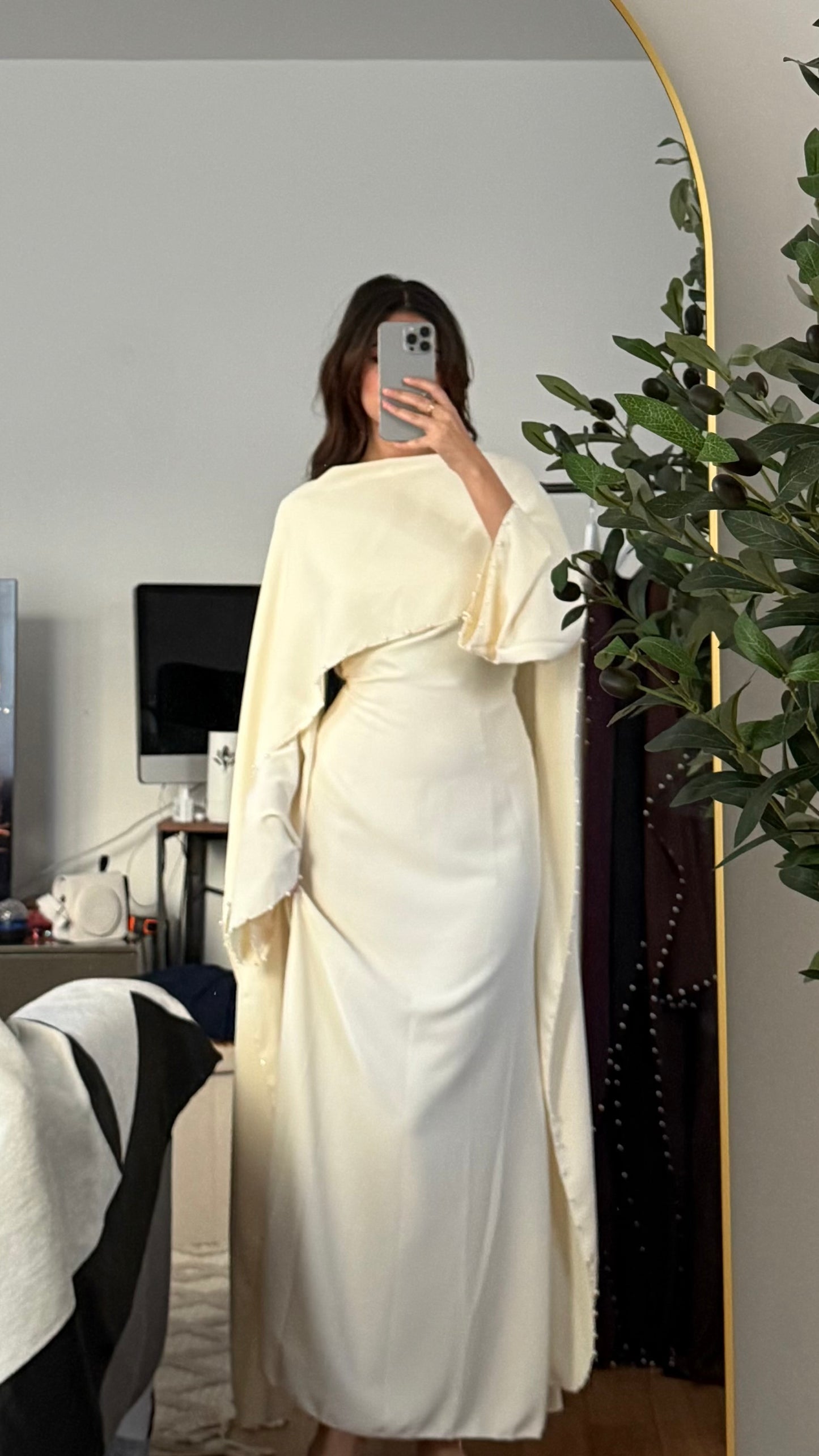 ROBE LONGUE AJUSTÉE À CAPE ORNÉE DE PERLES AU COL