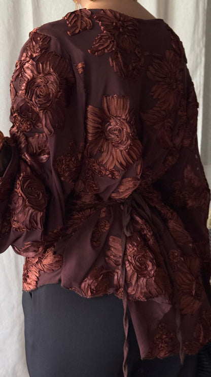 Blouse marron brodée à nouer dans le dos