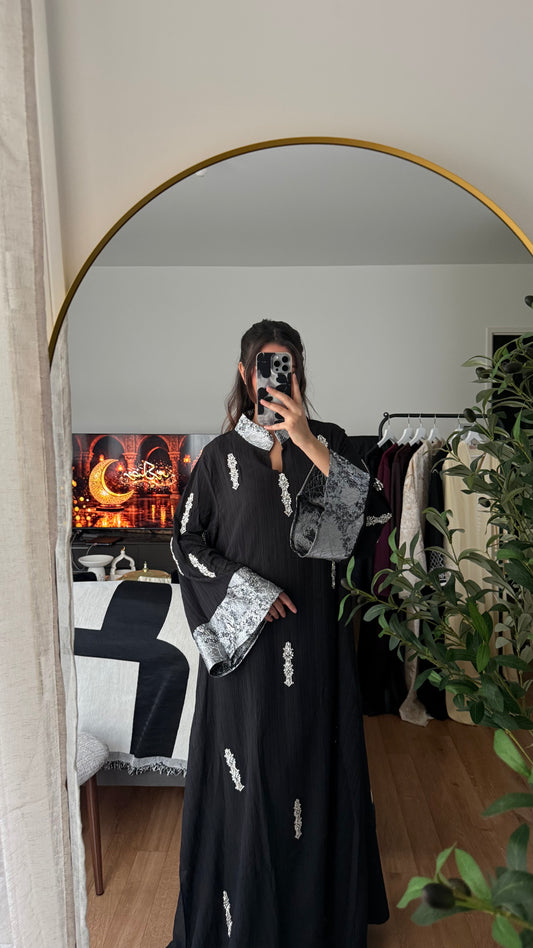 ABAYA PREMIUM ORNÉ DE CRISTAUX ET EMPIÈCEMENT BROCARD