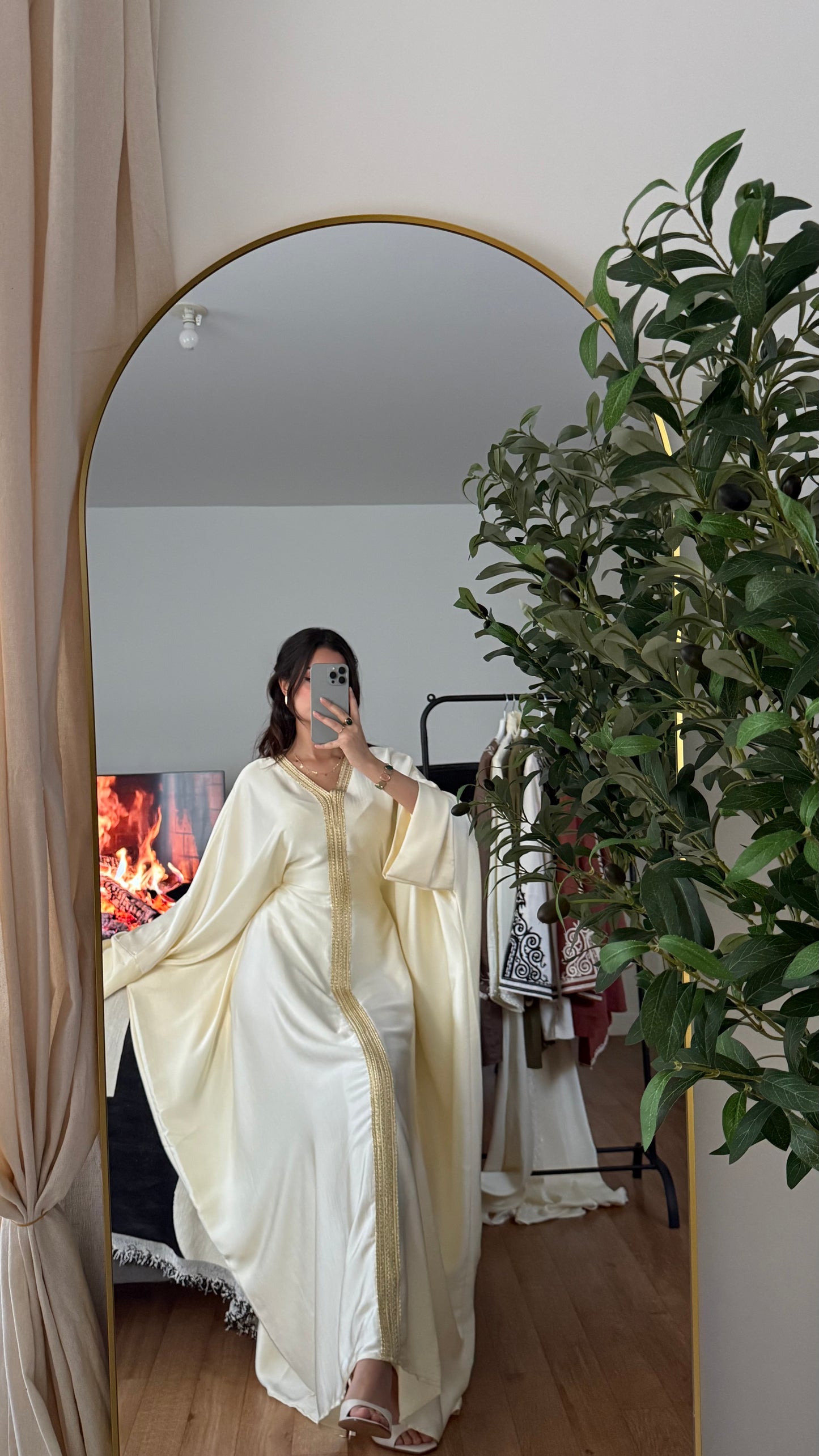 ABAYA PAPILLON EN SATIN ÉPAIS ORNÉ D'UN LISERÉ DORÉ