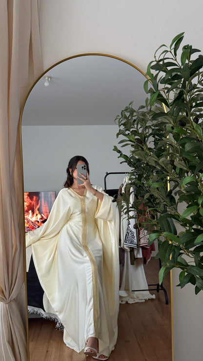ABAYA PAPILLON EN SATIN ÉPAIS ORNÉ D'UN LISERÉ DORÉ