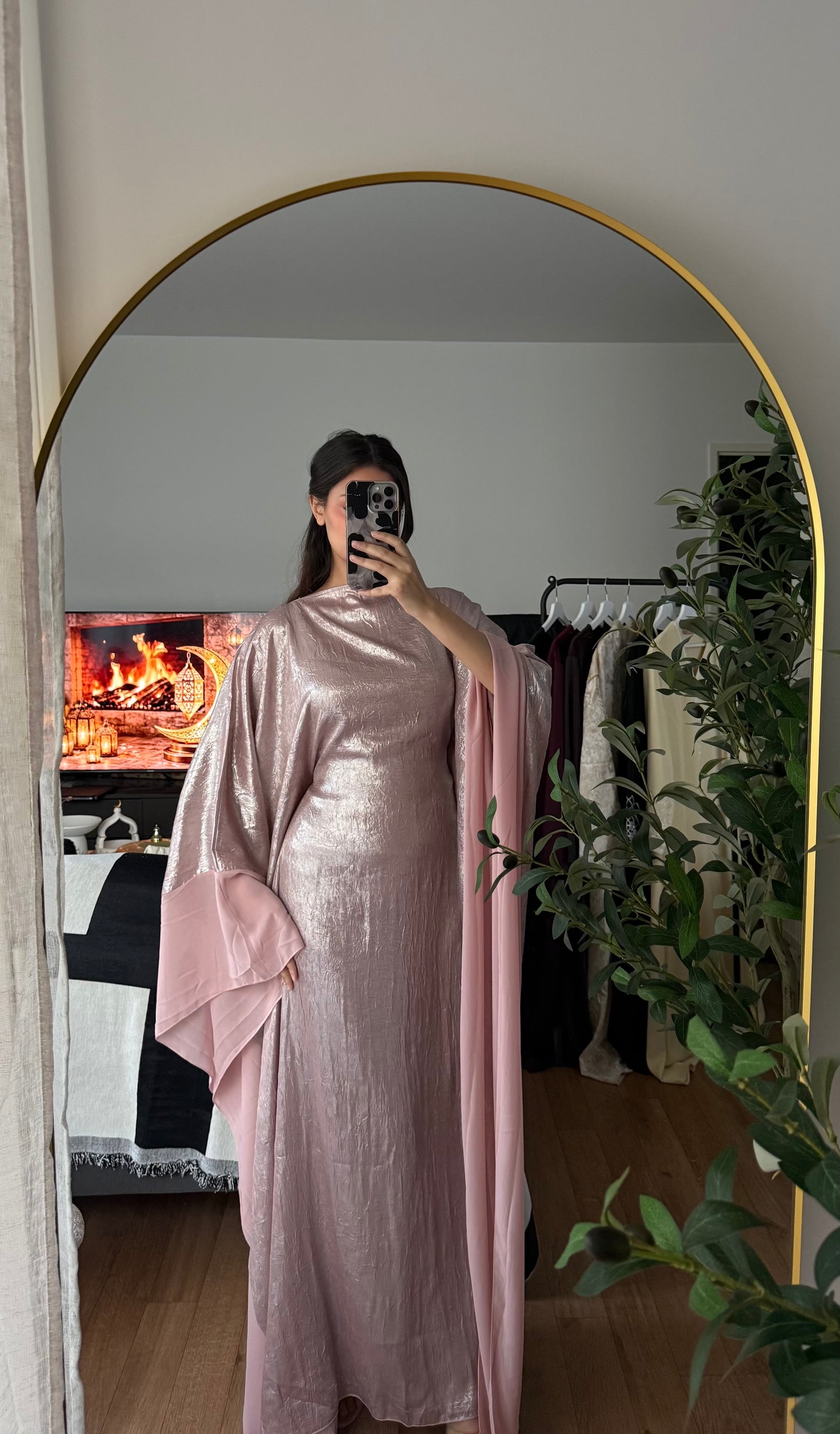 Abaya papillon tissu brillant bordures voile rose élégante Azayel