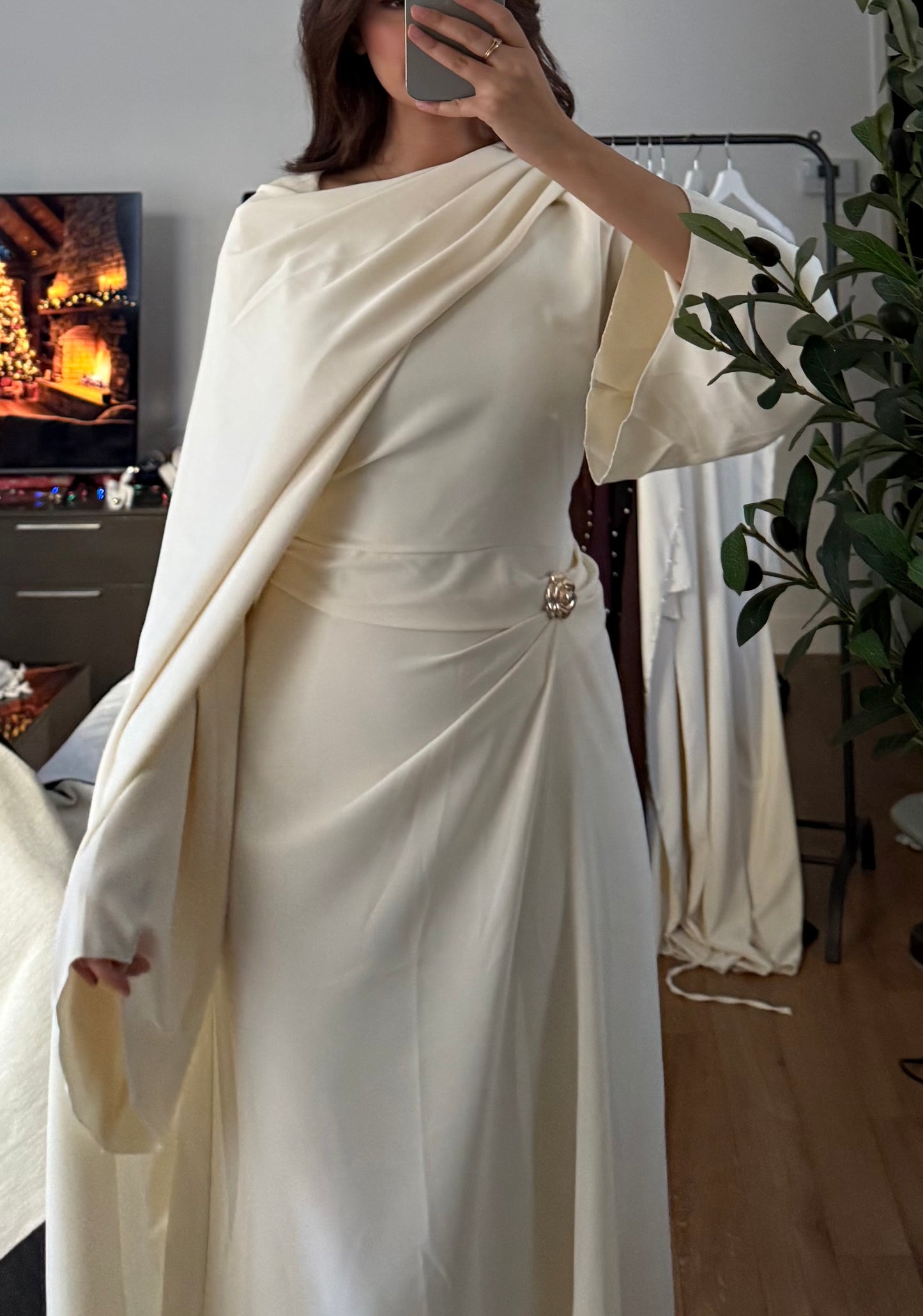 ROBE LONGUE ET FLUIDE À CHÂLE AU COL ET BROCHE À LA TAILLE