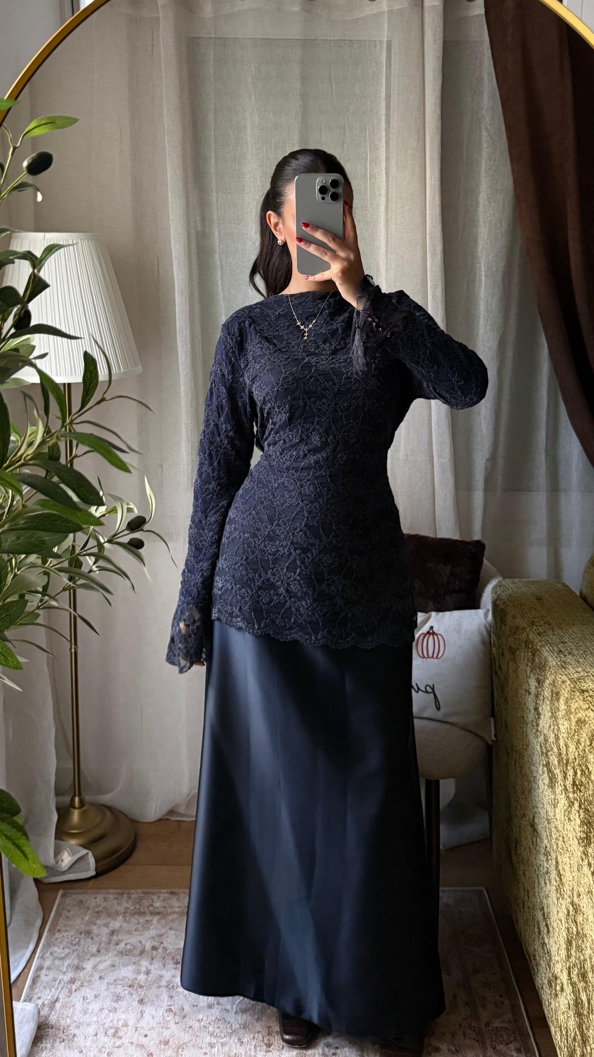 Robe doublée en satin et Dentelle – marine