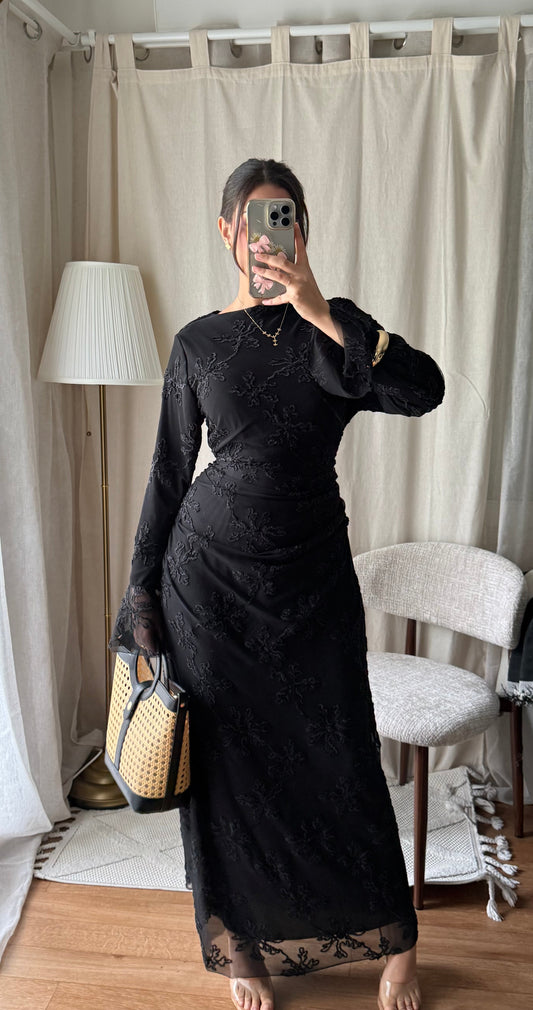 Robe longue en tulle doublé à motifs brodés