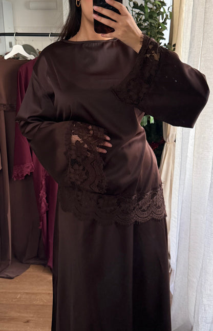 ENSEMBLE TUNIQUE ASYMÉTRIQUE ET JUPE LONGUE À BORDURES EN DENTELLE