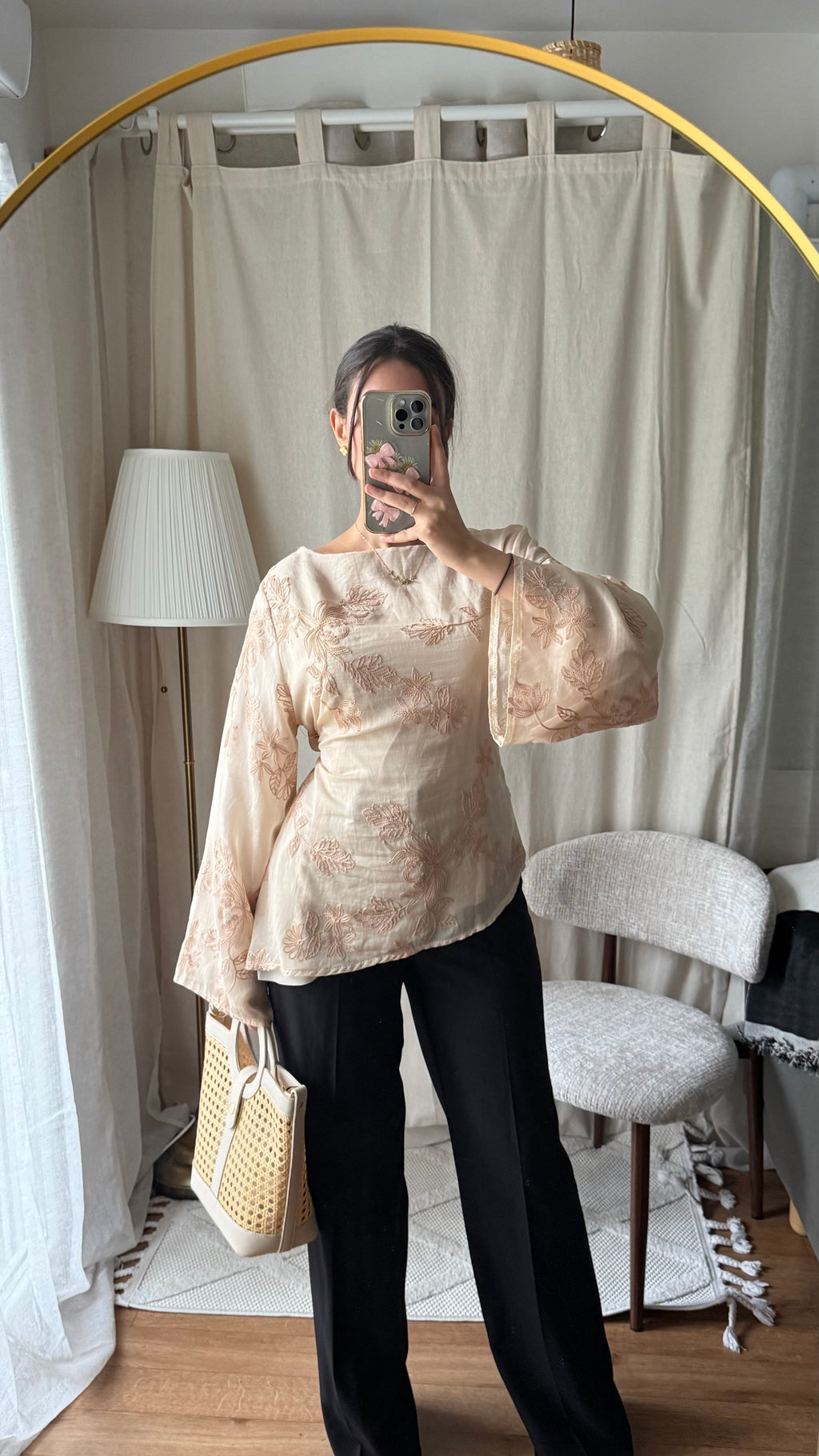 Blouse brodée à nouer dans le dos