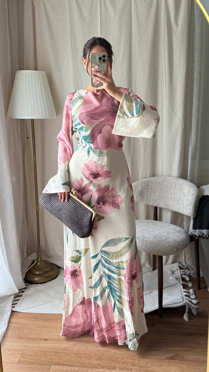 Robe rose effet lin à fleurs nouée dans le dos
