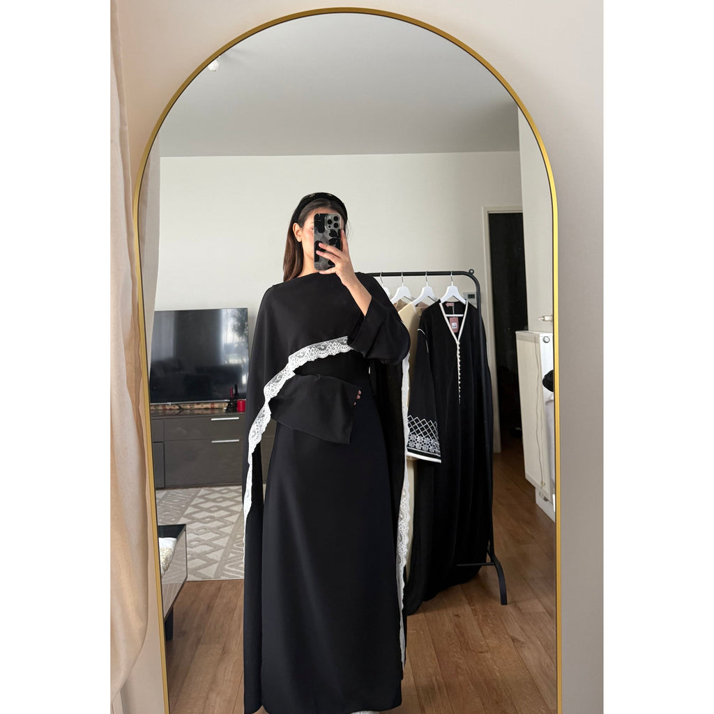 ROBE LONGUE AJUSTÉE À BORDURES EN DENTELLE SUR LA CAPE