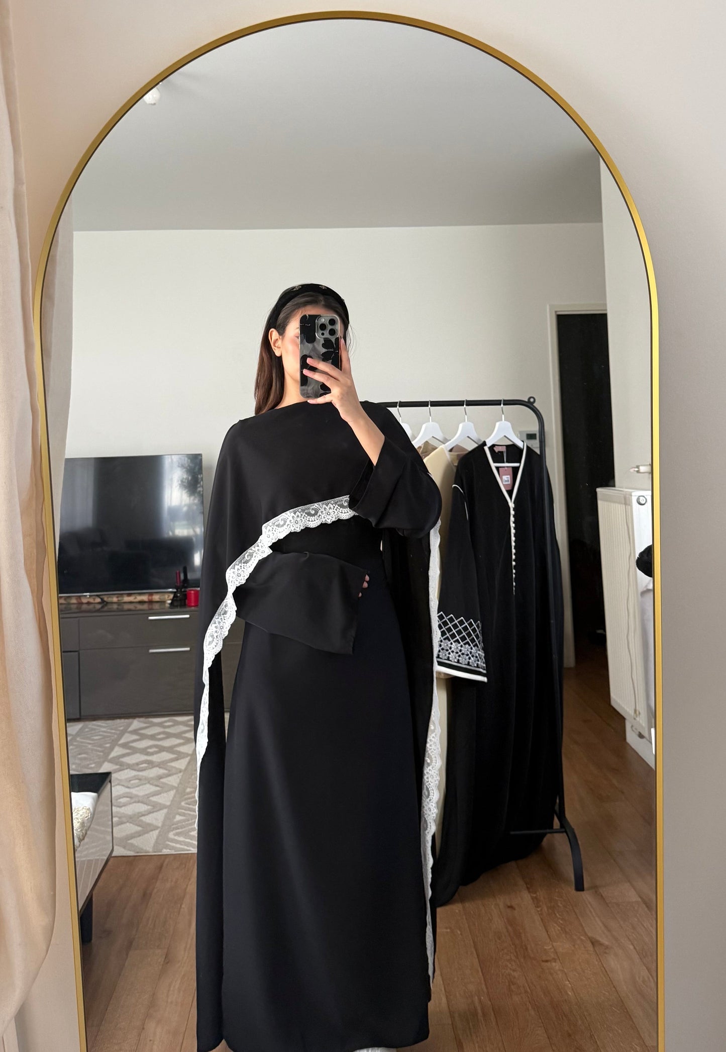 ROBE LONGUE AJUSTÉE À BORDURES EN DENTELLE SUR LA CAPE