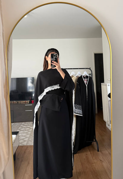 ROBE LONGUE AJUSTÉE À BORDURES EN DENTELLE SUR LA CAPE