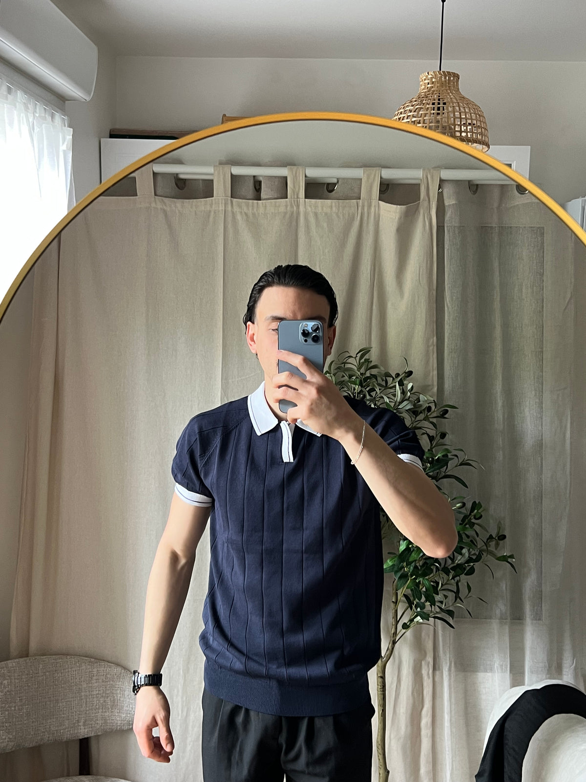 Polo bleu marine col blanc – Élégance contrastée