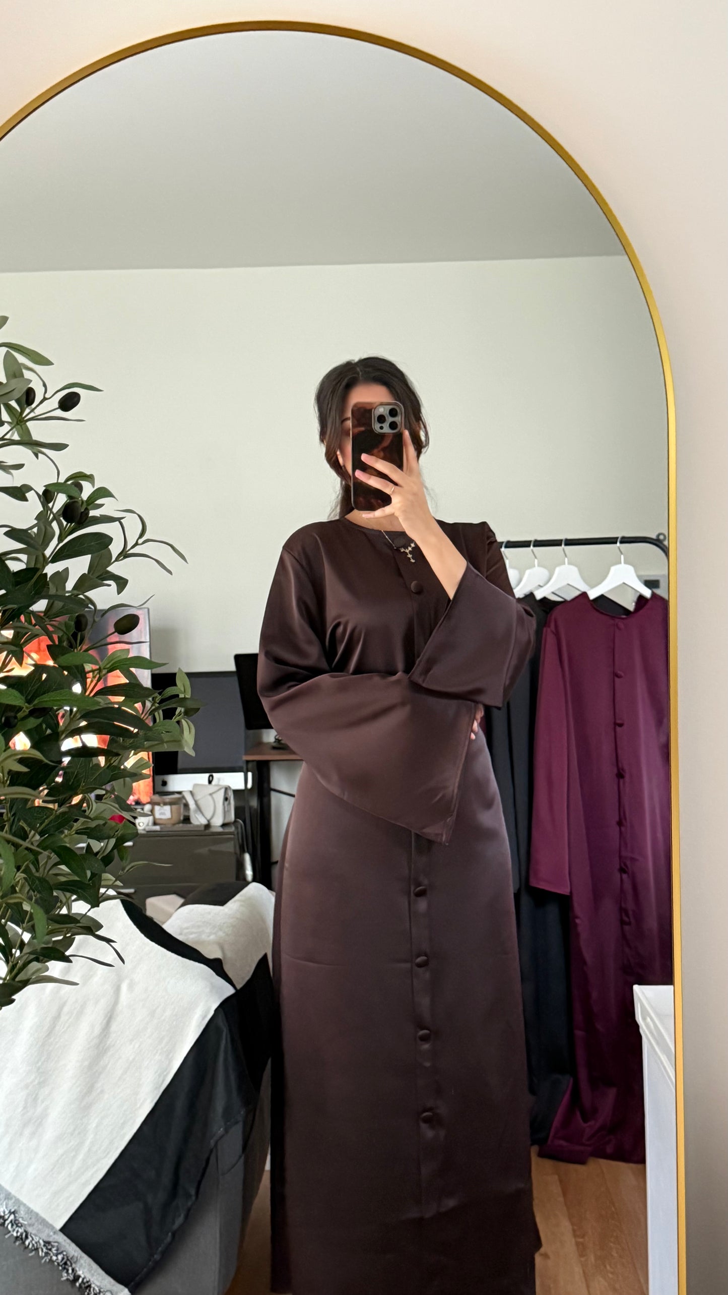 ROBE LONGUE SATINÉE À BOUTONS ET DOS LACÉ