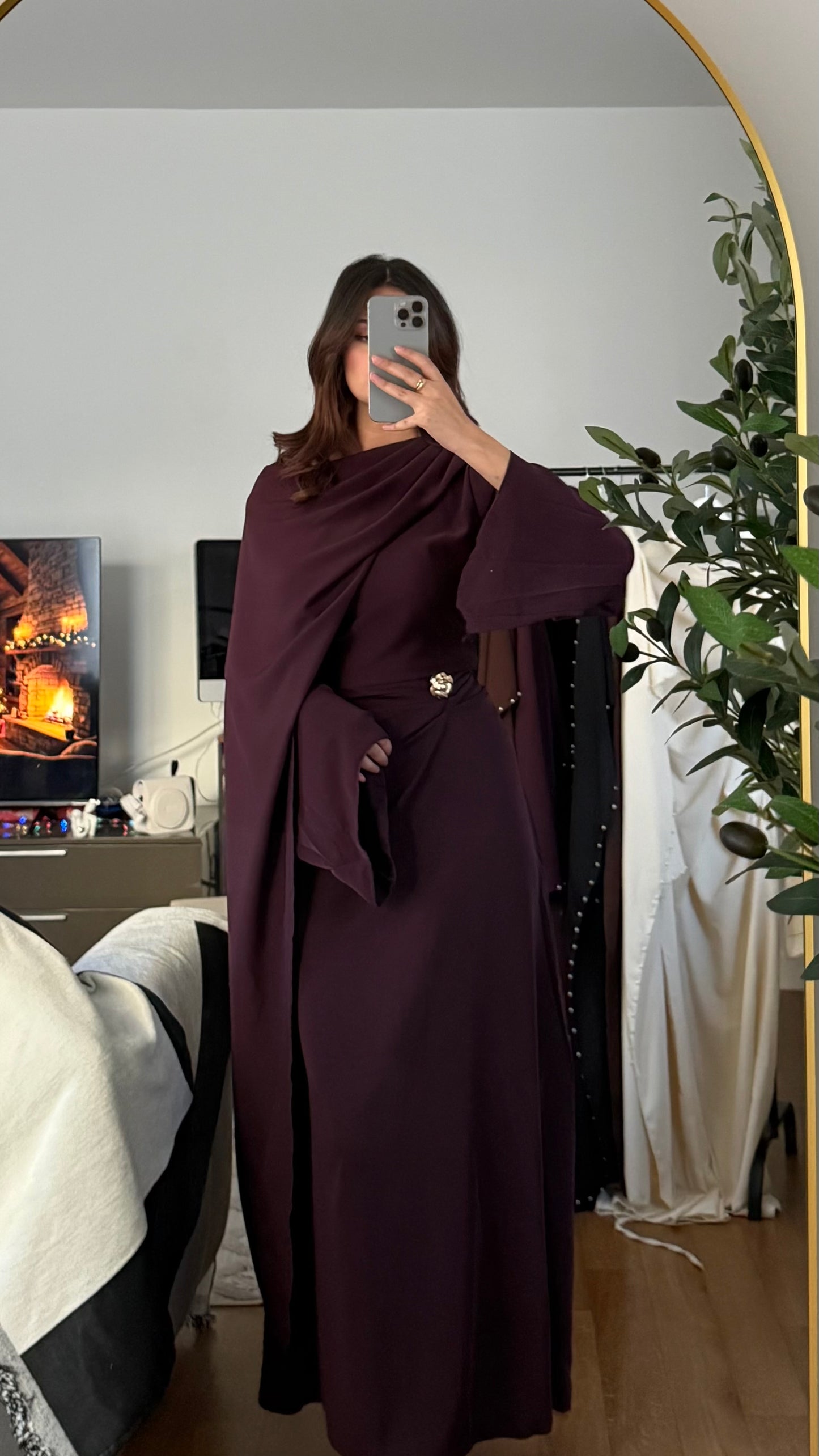 ROBE LONGUE ET FLUIDE À CHÂLE AU COL ET BROCHE À LA TAILLE