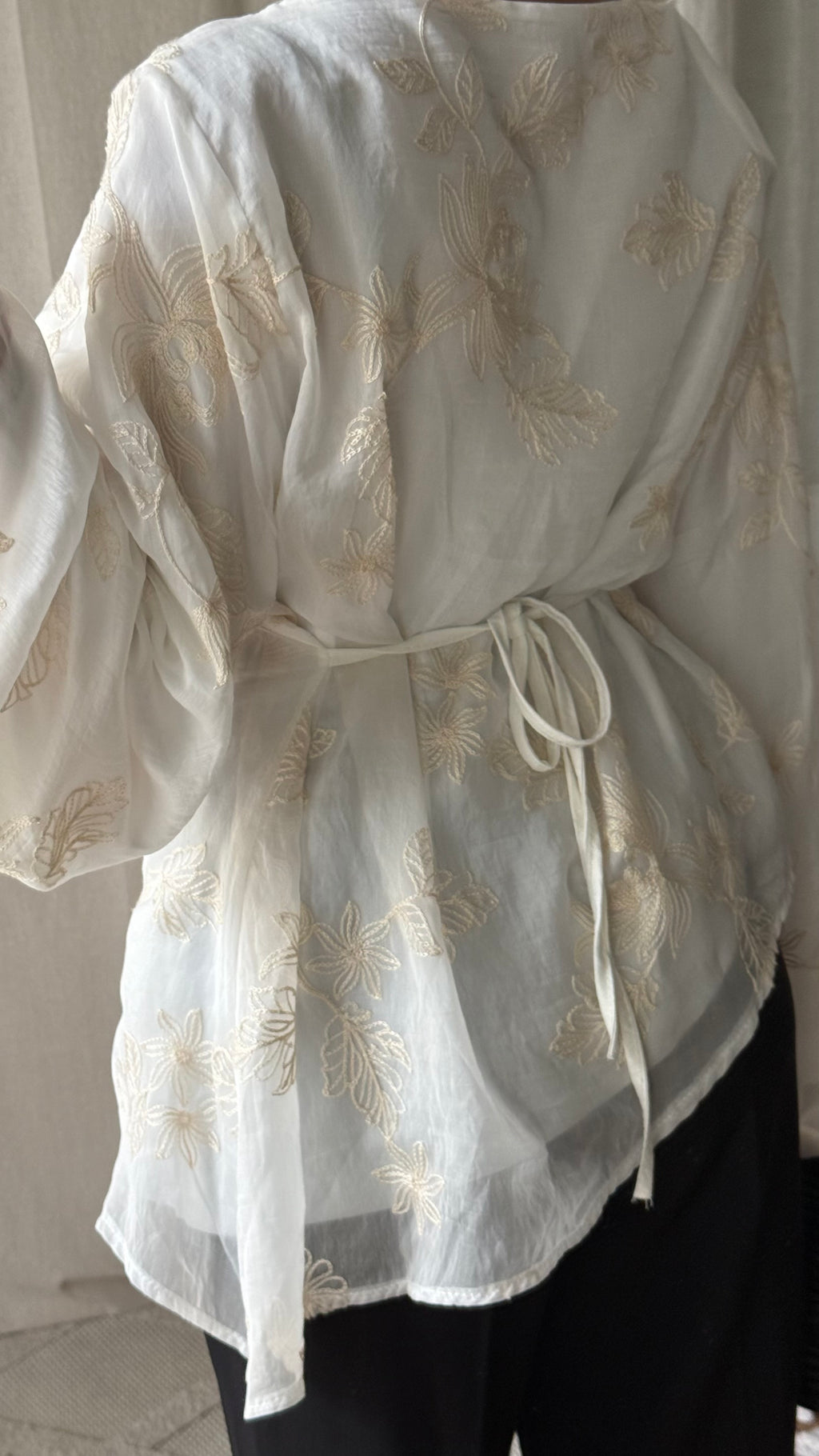 Blouse brodée à nouer dans le dos