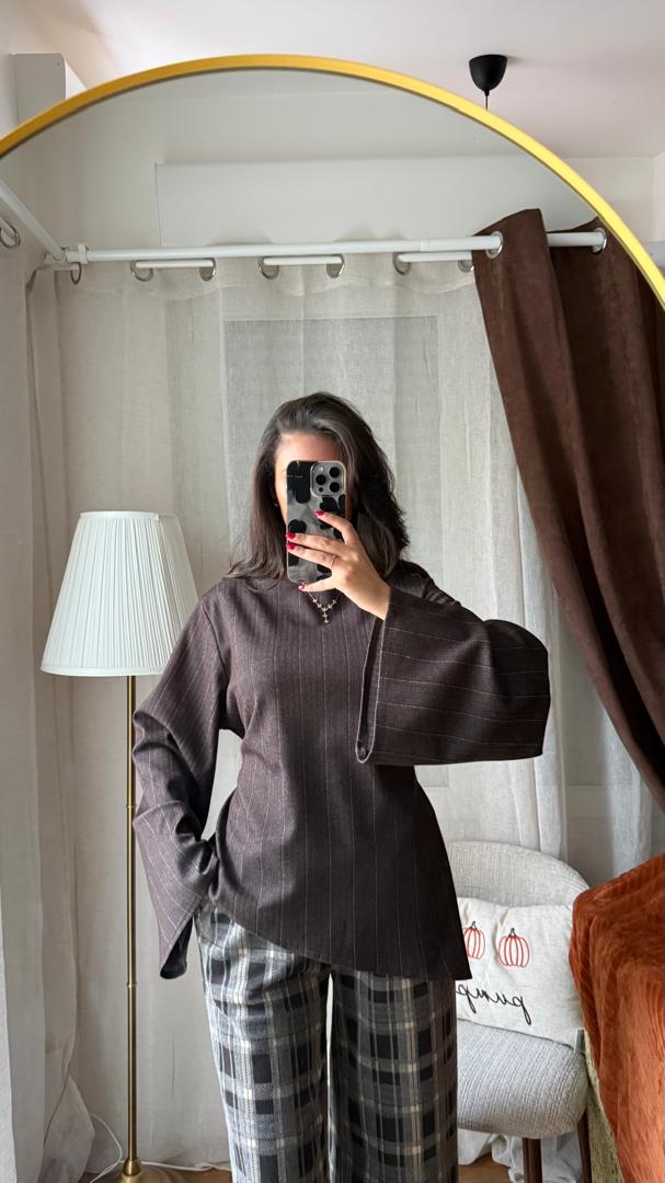 Blouse à Fines Rayures Manches Évasées – Marron