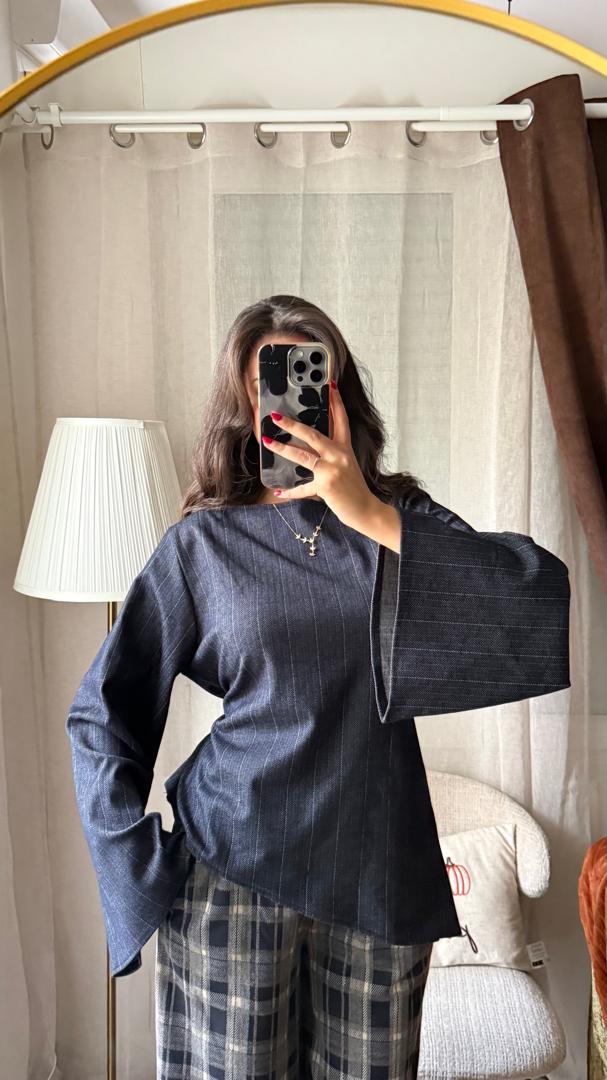 Blouse à Fines Rayures Manches Évasées – Bleu Marine