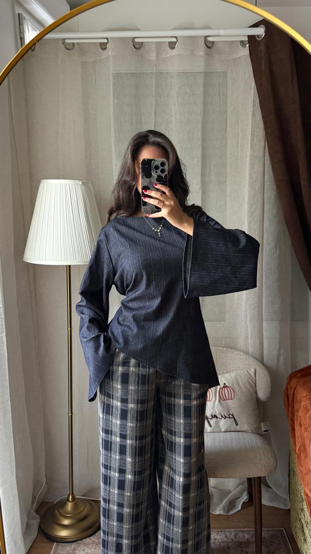 Blouse à Fines Rayures Manches Évasées – Bleu Marine