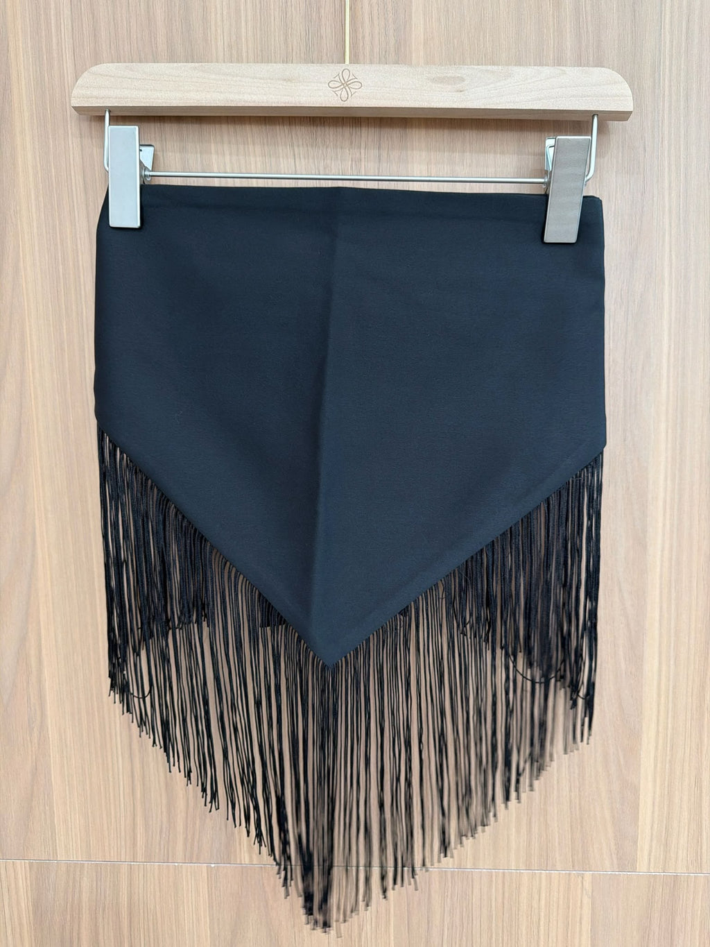 Foulard à franges noir Azayel sur cintre
